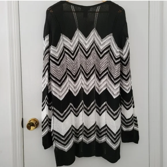 Avenue || (18/20) Black White Gray Chevron Print Open Front Cardigan Sweater - Picture 2 of 6